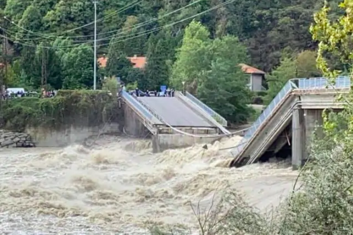 Maltempo In Piemonte Crolla Ponte Sul Fiume Sesia