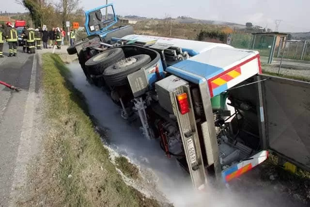 autoarticolato si ribalta all'ingresso dell'autostrada