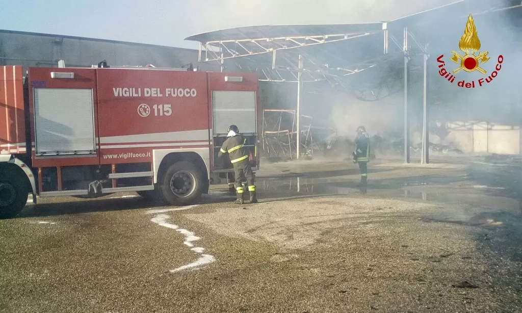 incendio tabacchificio frigento vigili del fuoco (4)