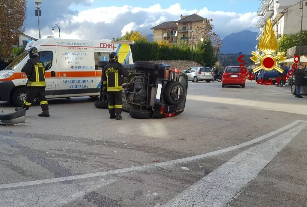 auto si capotta alla rotonda di atripalda