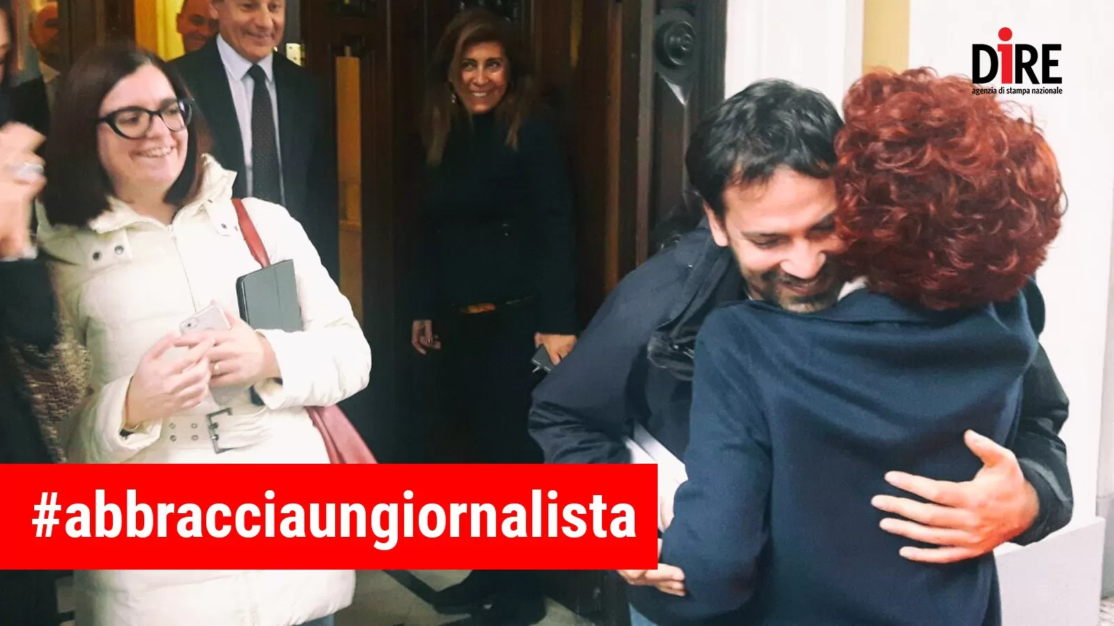 abbracciaungiornalista-1