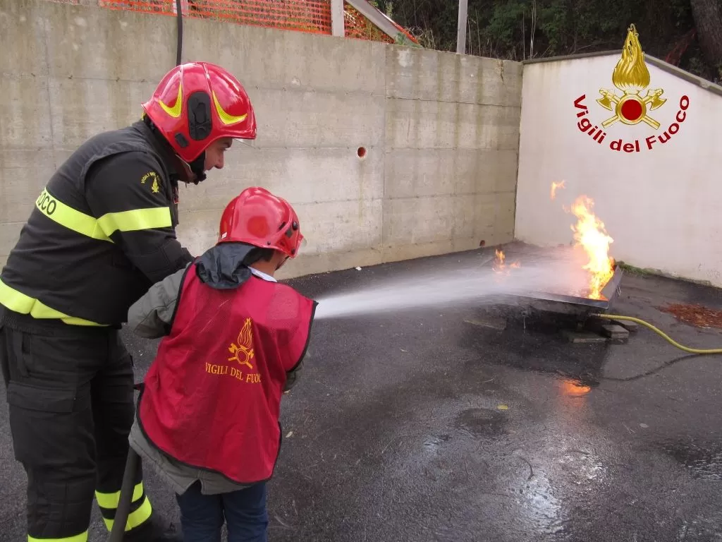 vigili del fuoco pompieropoli a chianche avellino bambini tra giochi e fiamme (6)