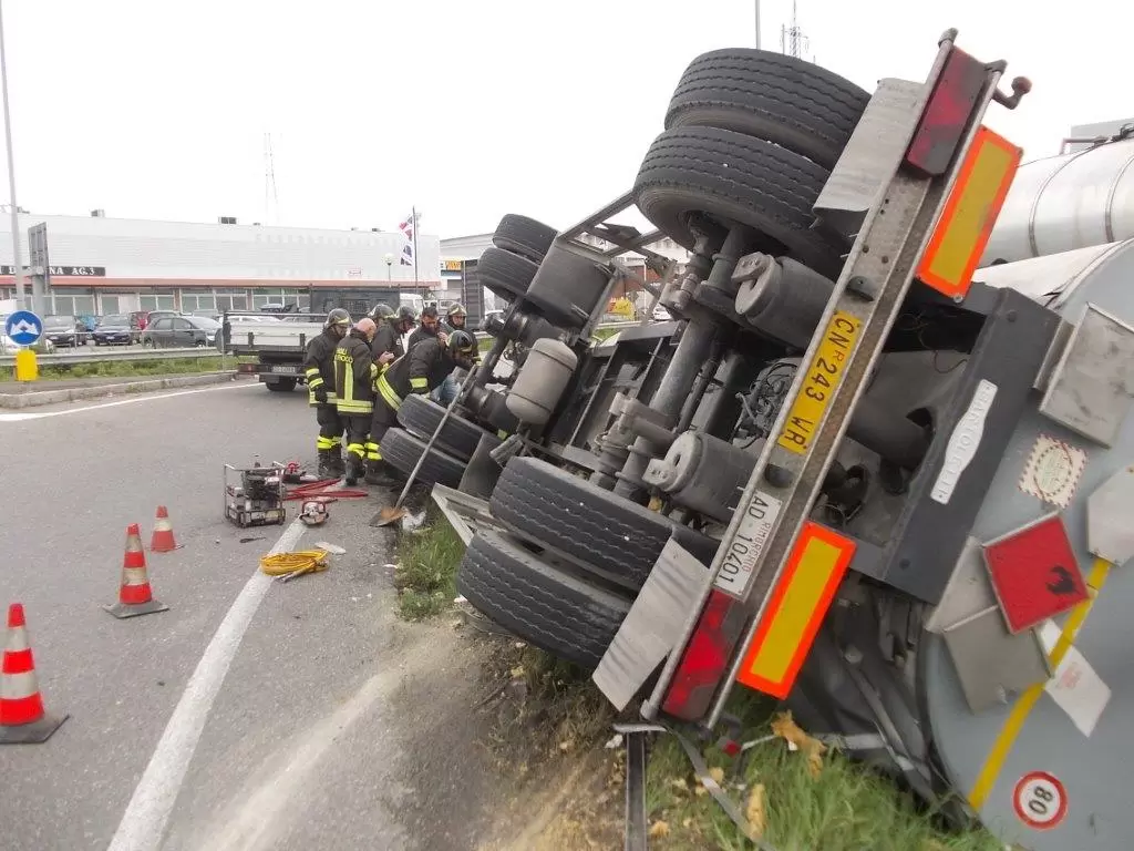 Autocisterna ribaltata-Vigili del Fuoco-Incidenti