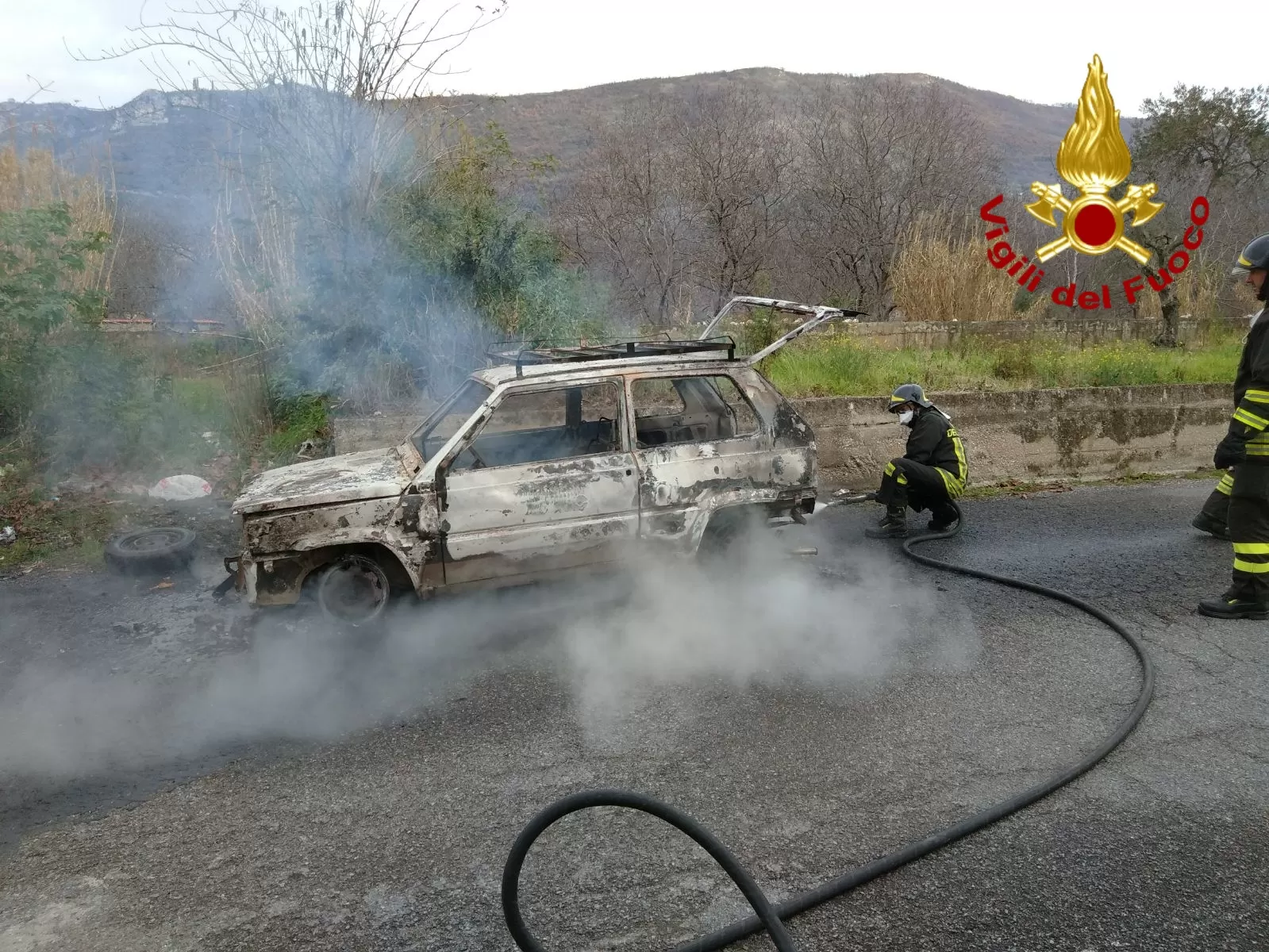 auto in fiamme quindici