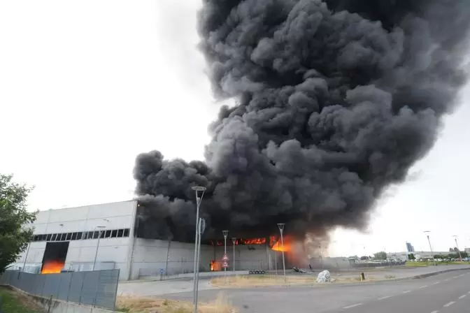 Incendio, Caivano, capannoni, vigili del fuoco