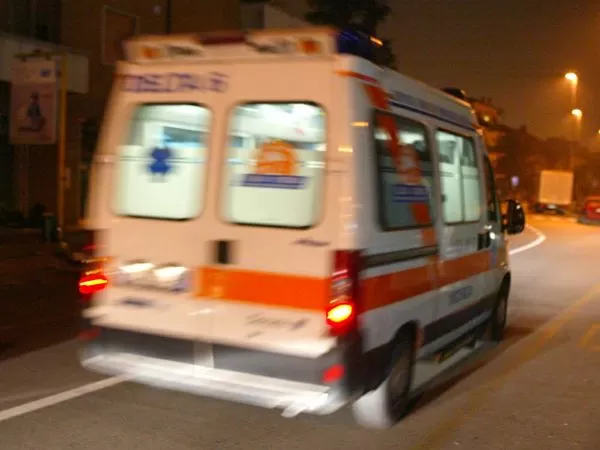 esplosione-ambulanza-petardo-ferito-medico