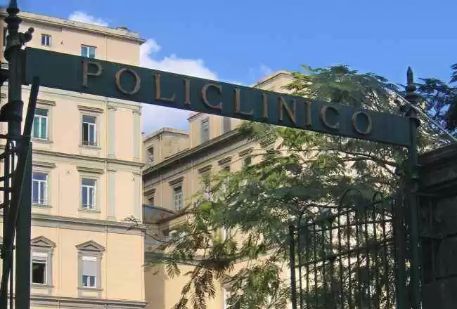 ospedale-policlinico-napoli-finestre-rotte-coperte-lenzuola