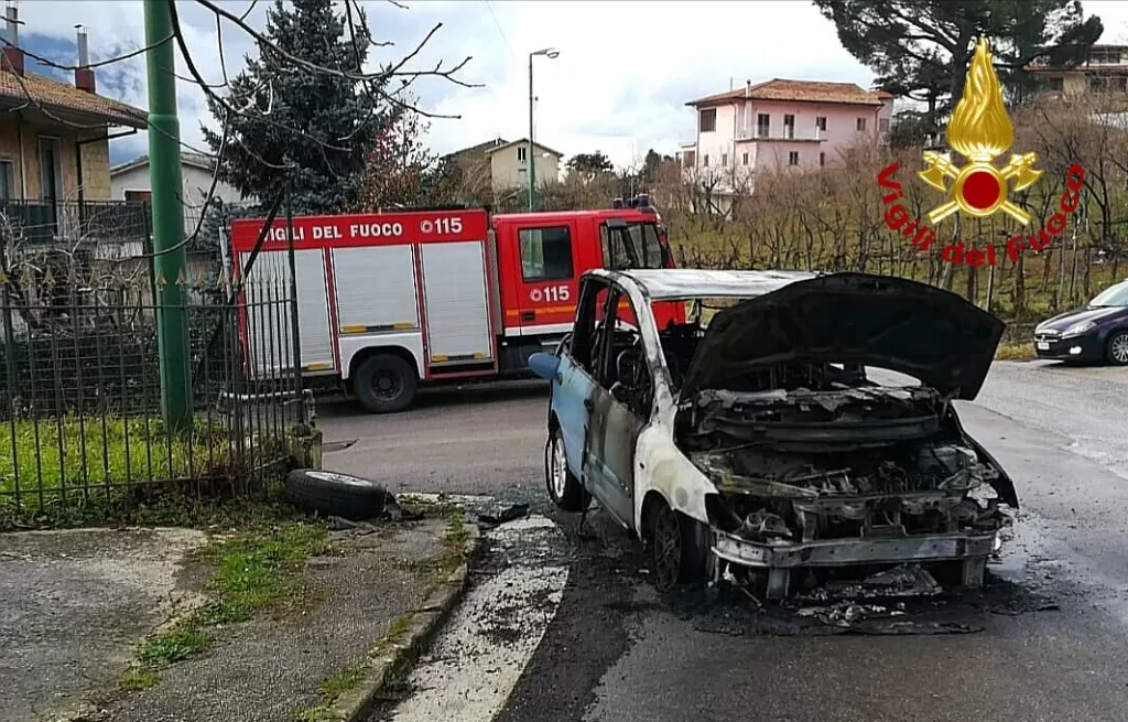 Auto in fiamme a Grottolella