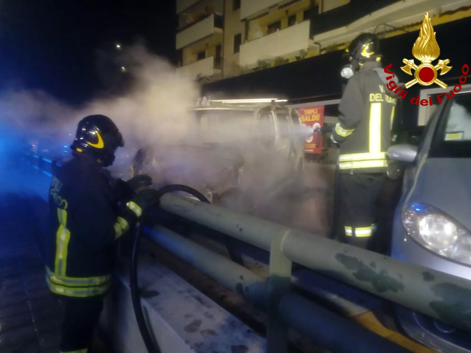 Auto in fiamme in via Circumvallazione