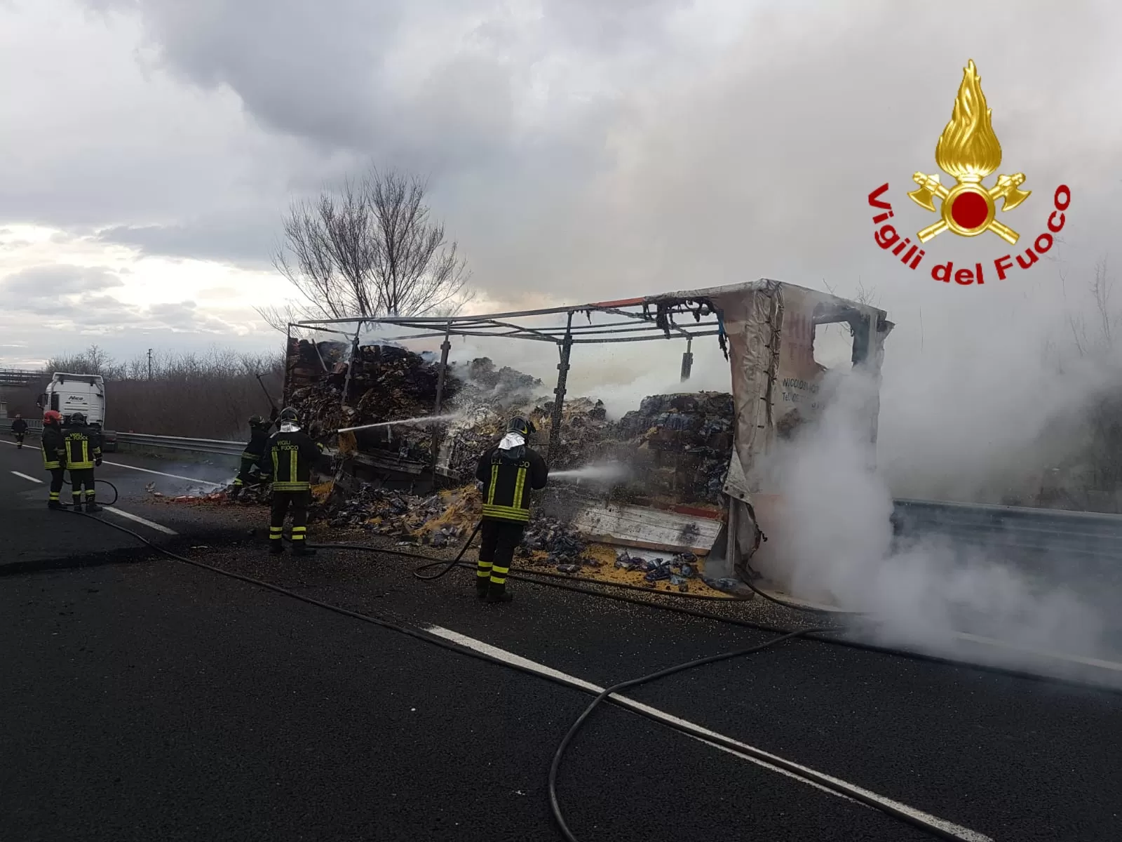 Camion in fiamme sulla A16