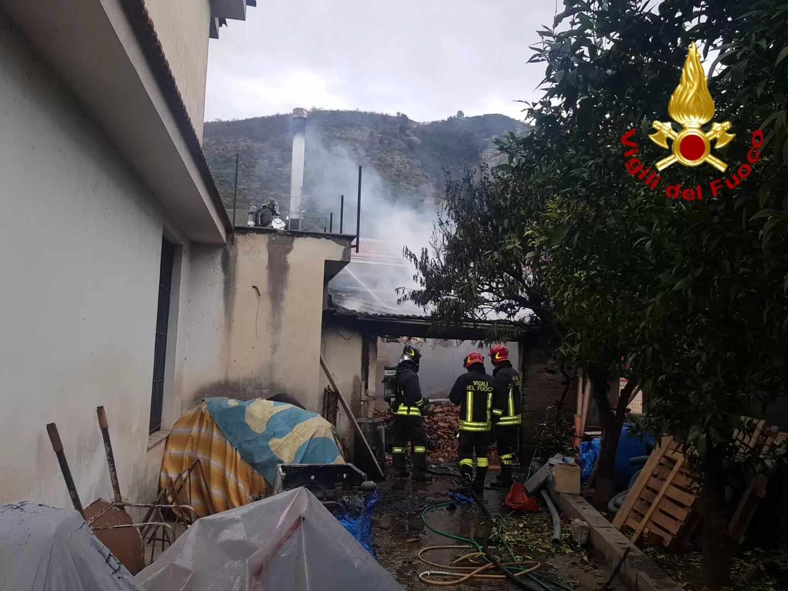 Incendio in un capanno agricolo