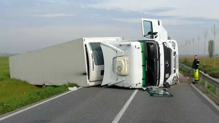 incidente-flumeri-camion-carreggiata-statale-7-appia