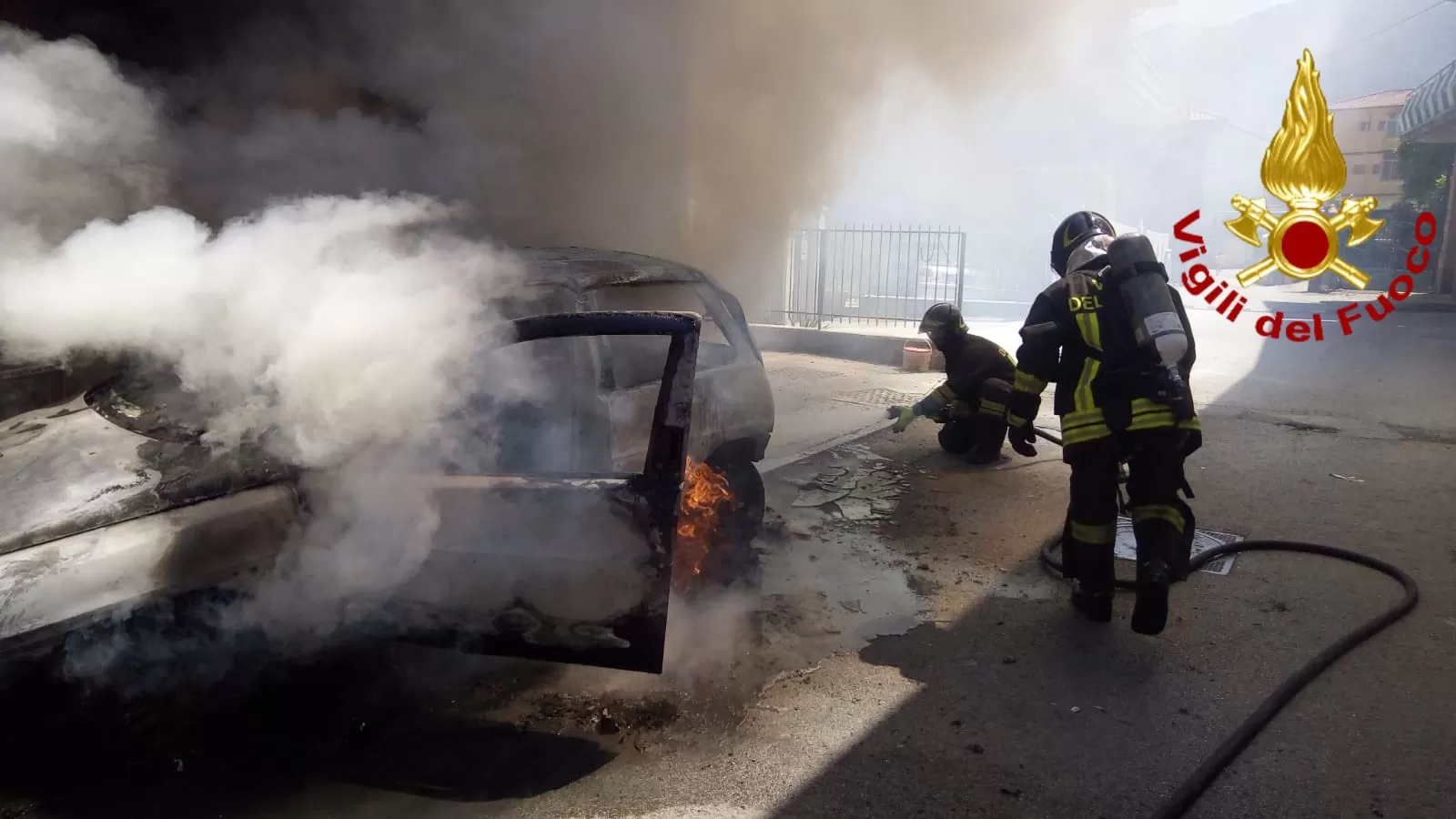 Auto-fiamme-Serino-Vigili-Fuoco