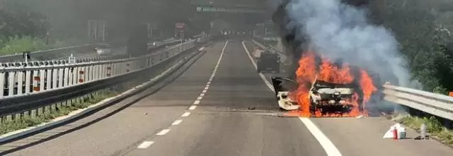 auto-fiamme-autostrada-traffico-napoli-canosa