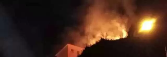 incendio-bacoli-fiamme-via-delle-terme-romane