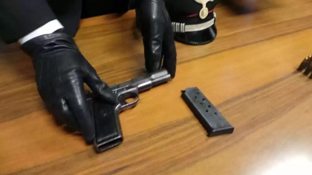 casagiove-pistola-taser-casa-arrestato-commerciante