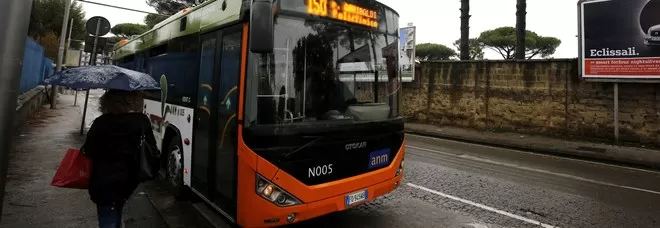 autobus-napoli-primo-novembre-agenti-polizia-municipale