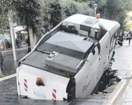 maltempo-giugliano-campania-voragine-ingoia-camion