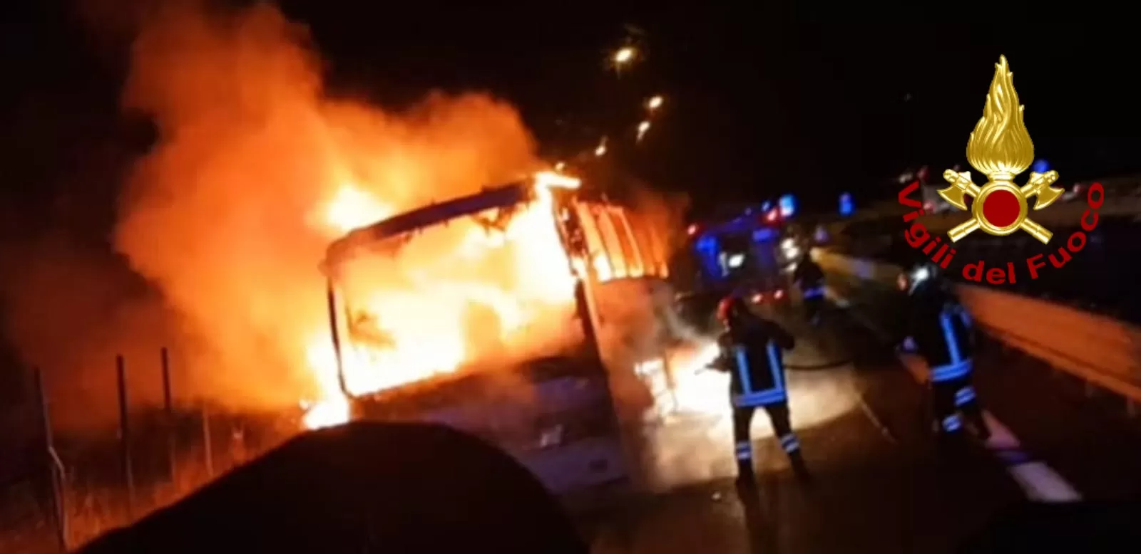 autobus-fiamme-autostrada-a16-17-novembre