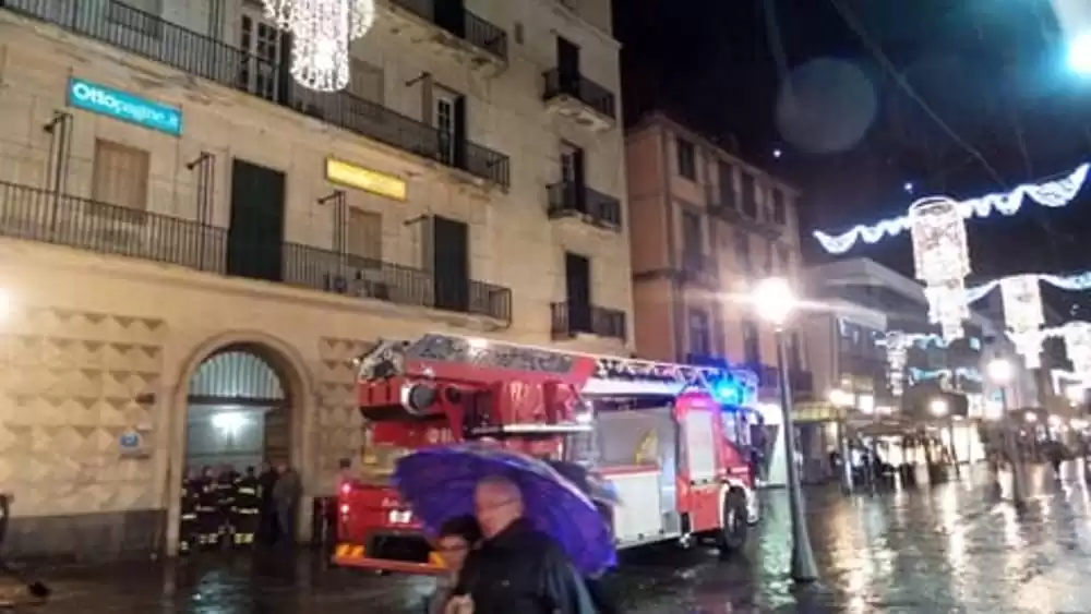 crollo-calcinacci-salerno-vigili-fuoco-corso-vittorio-emanuele