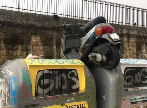 napoli-scooter-contenitori-spazzatura