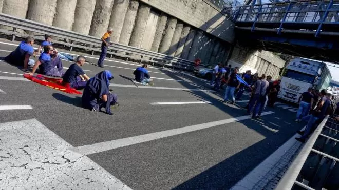 protesta-lavoratori-whirlpool-autostrada-16-gennaio