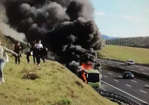 incendio-autostrada-napoli-bari-bus-fiamme-vallata