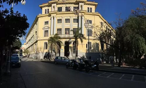 vandali-salerno-danni-liceo-torquato-tasso