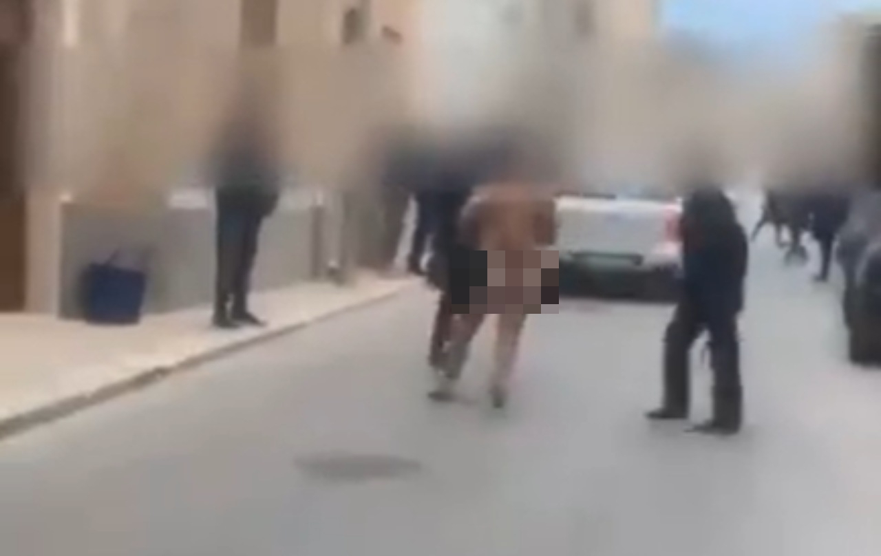 trapani-uomo-nudo-strada-aggredisce-carabinieri
