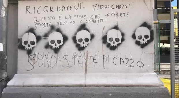 I cinque teschi apparsi su un muro di via Scarlatti, al Vomero, ieri mattina, sono stati rimossi questo pomeriggio dagli addetti della Napoli Servizi.