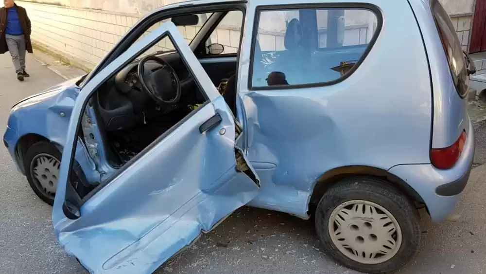 incidente-stradale-mondragone-auto-abitazione