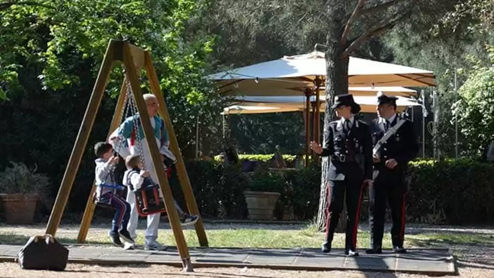 caserta-carabinieri-bloccano-festa-parco