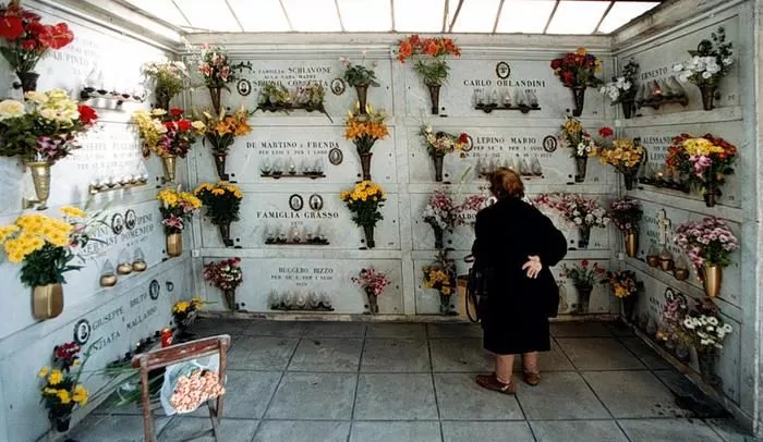 riaprono-cimiteri-napoli-fase-2-vietati-fiori-artificiali