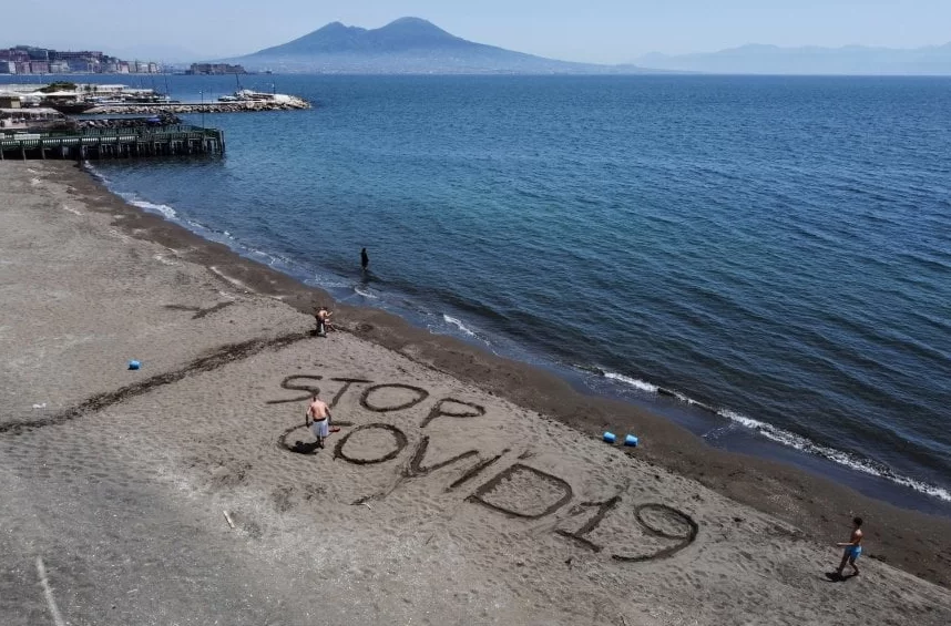 stop-covid-19-messaggio-spiaggia-posillipo