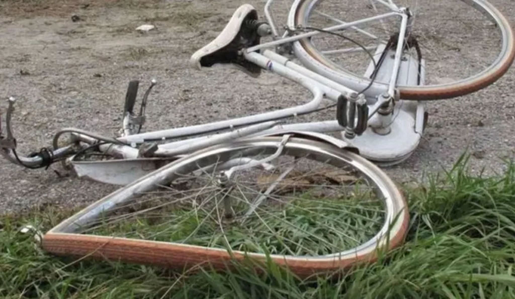 Morto dopo una caduta in una strada sterrata a Castel Volturno. Si tratta si C. V., 59 anni di Castel Volturno, che ha perso la vita mentre era in giro con la sua bici,