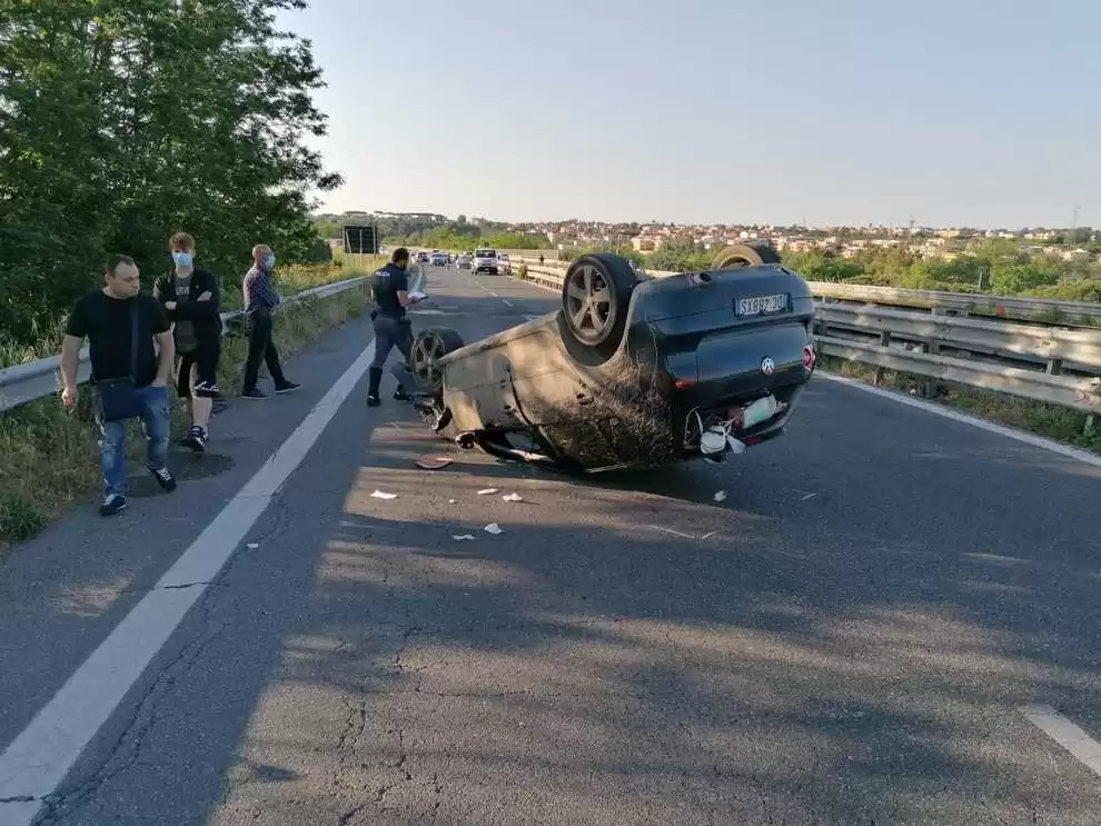 bimbo-piscina-varcaturo-padre-incidente