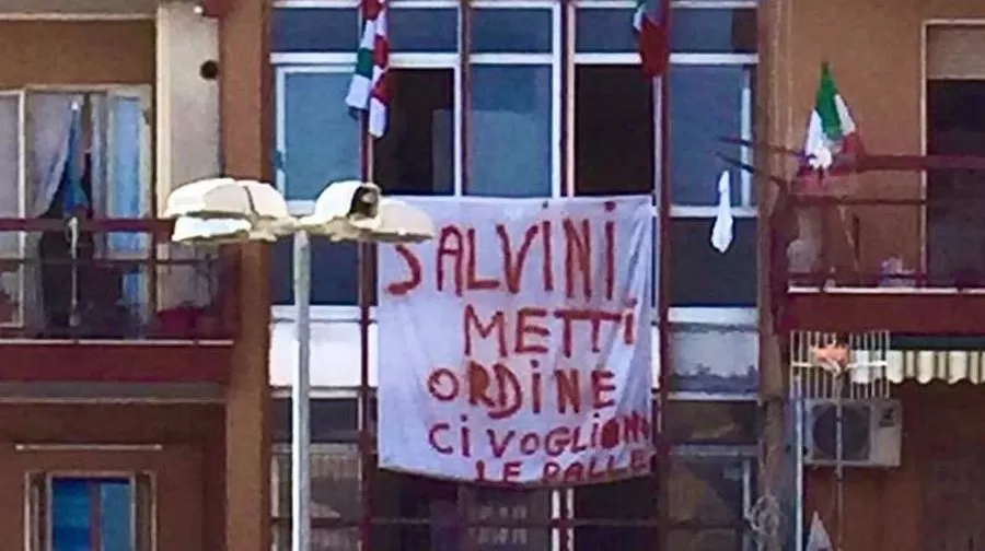 striscione-salvini-mondragone-zona-rossa-coronavirus