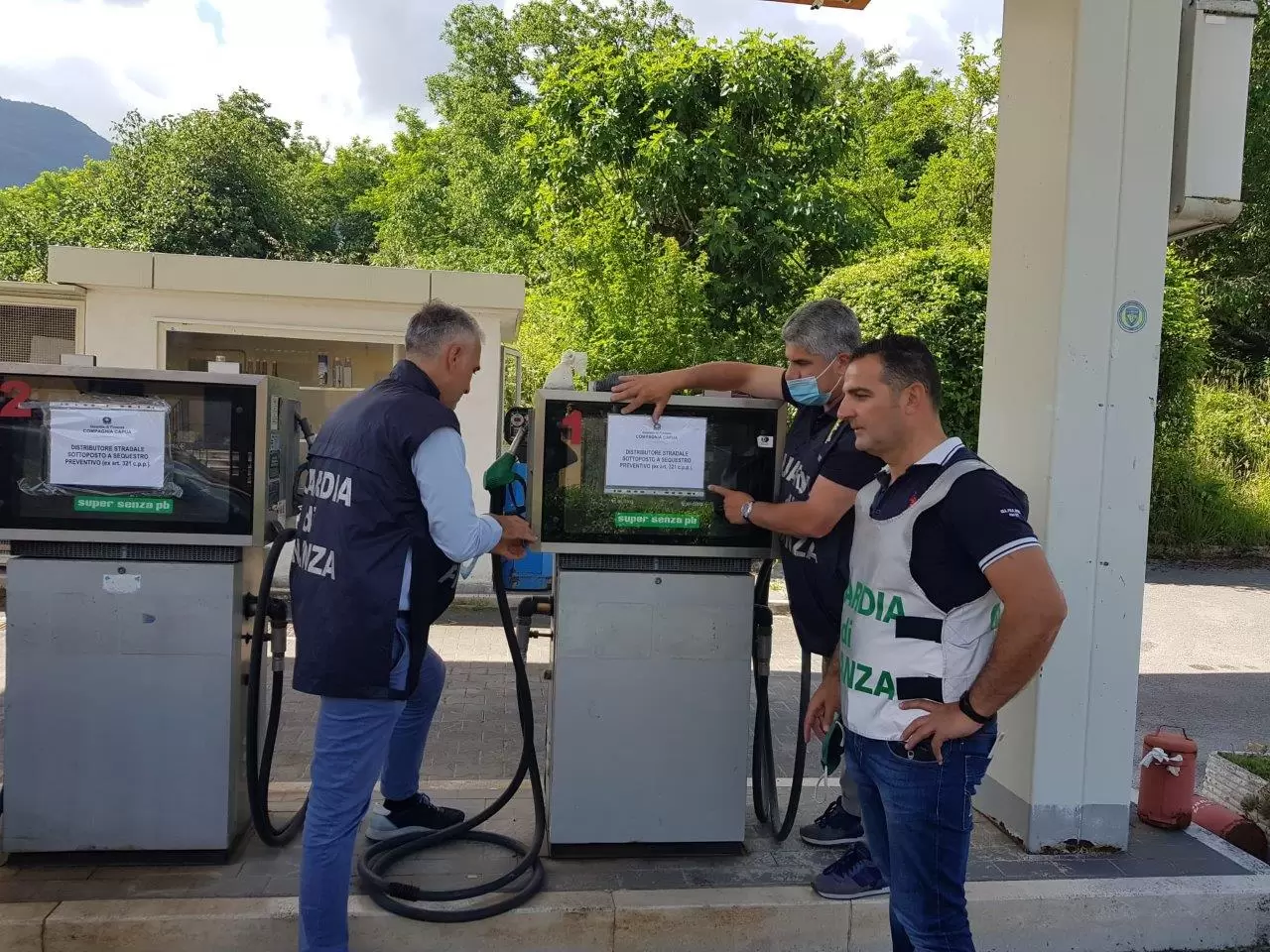 Sequestrate-pompe-benzina-Roccaromana-Sant-Angelo-Alife