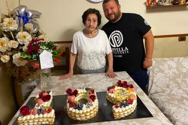 nonna-giuseppa-spegne-109-candeline-festa-al-rione-sanita