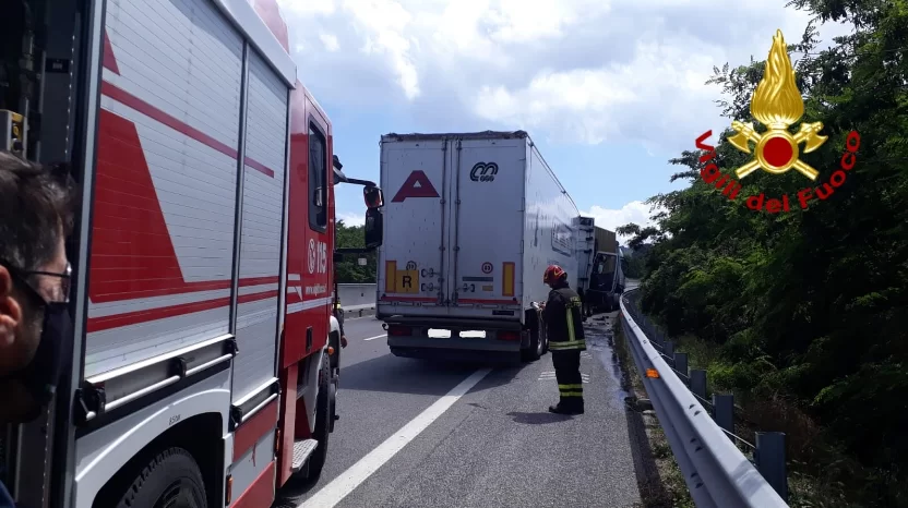 incidente-camion-a16-napoli-canosa-pietradefusi