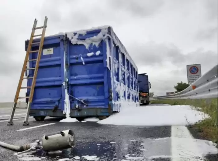 camion-rifiuti-fiamme-autostrada-a1-vigili-fuoco