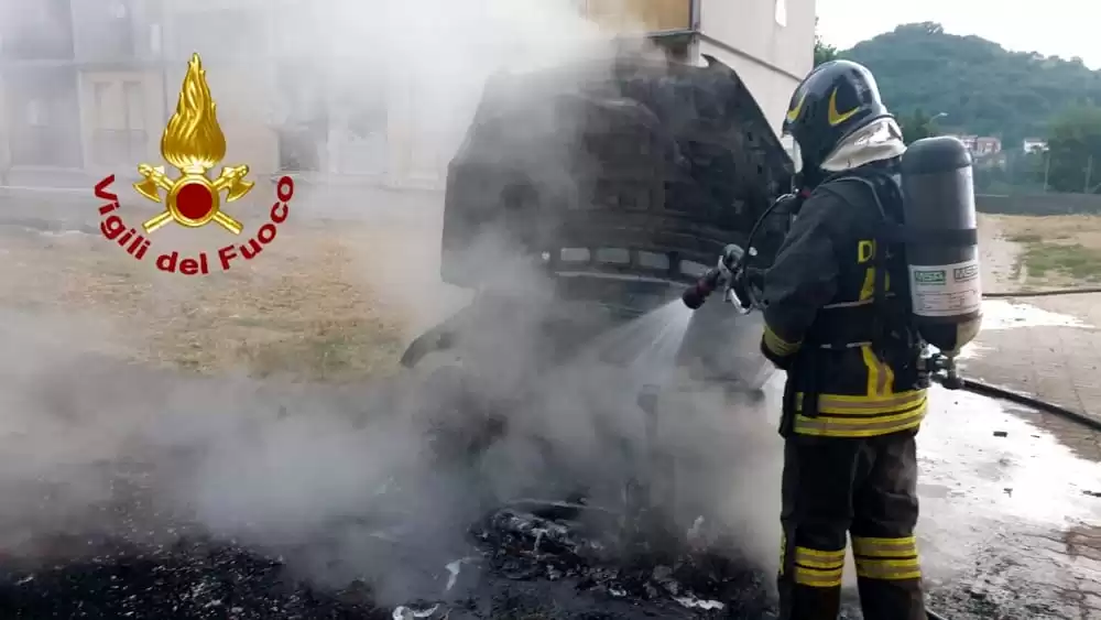 incendio-automobile-atripalda-17-luglio