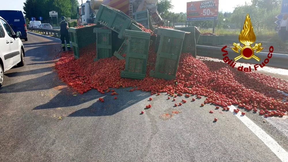 atripalda-autotreno-perde-carico-pomodori