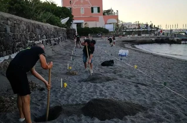 ischia-non-rispetta-distanze-non-accedere-spiagge