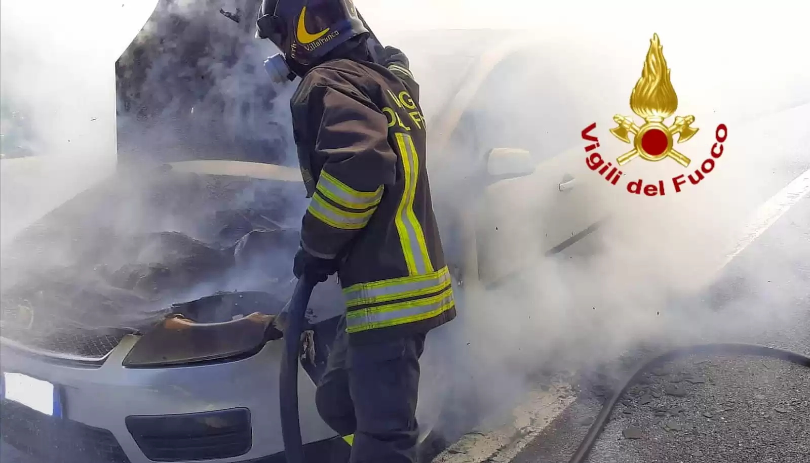 auto-fiamme-napoli-canosa-vigili-fuoco