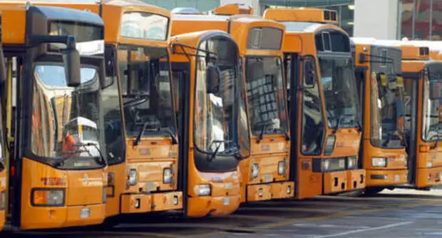 napoli-bus-senza-mascherina-spacca-vetro