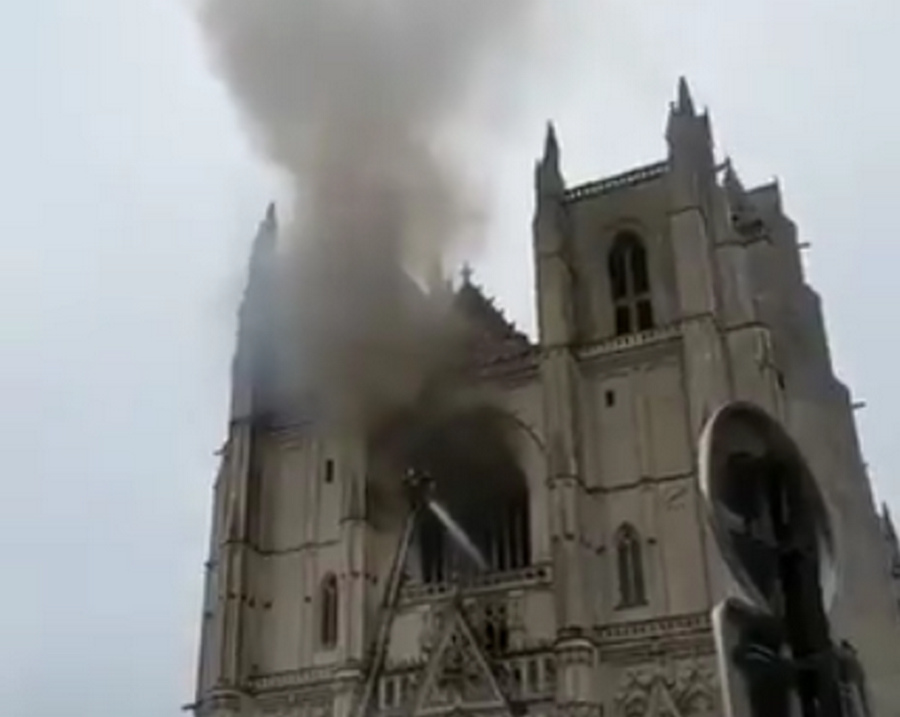 incendio-cattedrale-nantes-francia