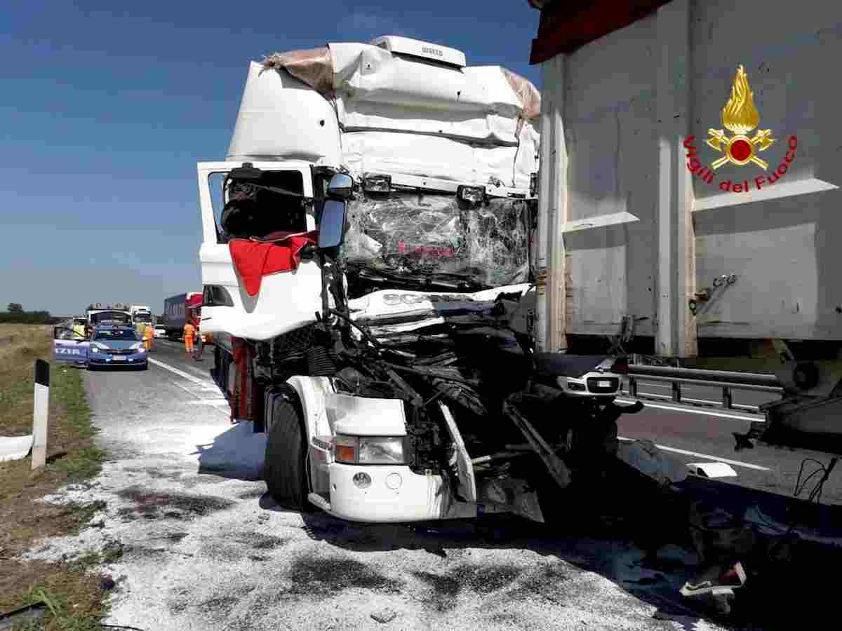 violento incidente tra camion sull a21 camionista muore schiacciato l occhio