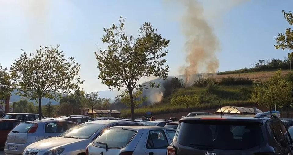 incendio-benevento-rogo-buonovento-evacuati-parcheggi