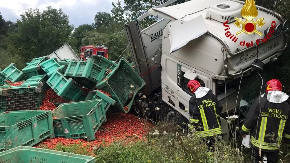 autoarticolato-sbanda-finisce-scarpata